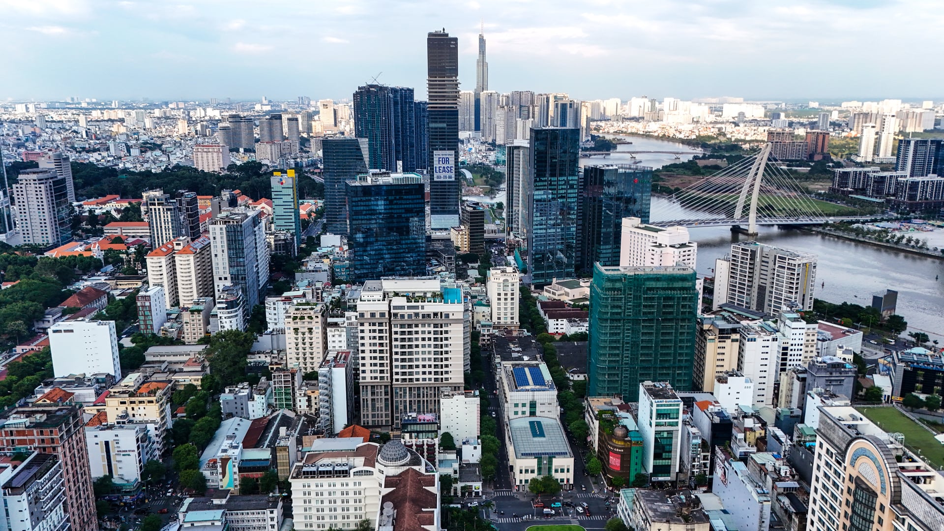 M&A bất động sản sôi động trước áp lực kép bủa vây