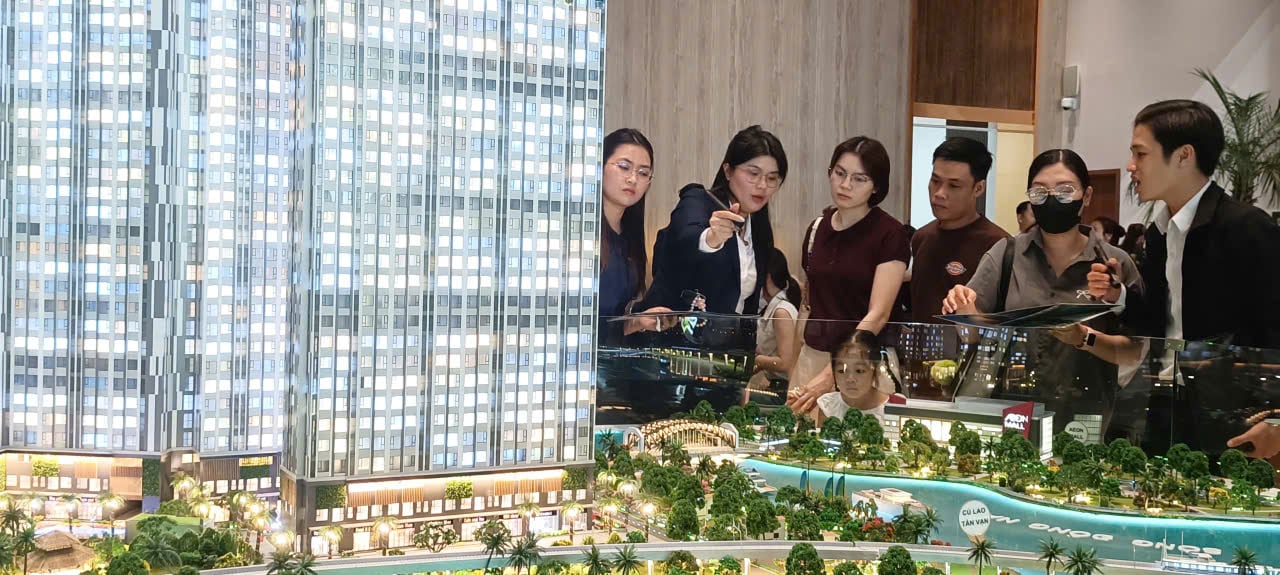 Giá căn hộ sơ cấp neo đỉnh, người mua bằng đòn bẩy gánh áp lực lãi vay
